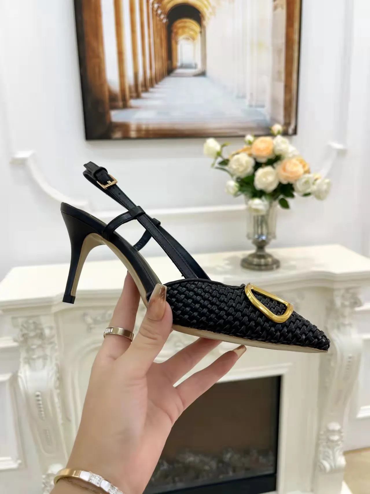 👟👟Ex-factory price 440👟👟 Genuine leather sole +40 Top version 𝑉𝐴𝐿𝐸𝑁𝑇𝐼𝑁𝑂 Valentino new spring and summer women's 5⃣️color empty back sandals. The unique [V family hand-woven] brings out a full sense of high-end, and the new season will live up to expectations! Worth buying★Absolutely high-grade❥Original method, Absolutely sensual❥Elegant style, creating a different feeling, simple and elegant style!  Code number: 35-41 (34-42 is custom-made and non-returnable) Inner lining: Sheepskin lining Heel height: 7.5 cm Leather outsole + 40 rubber outsole